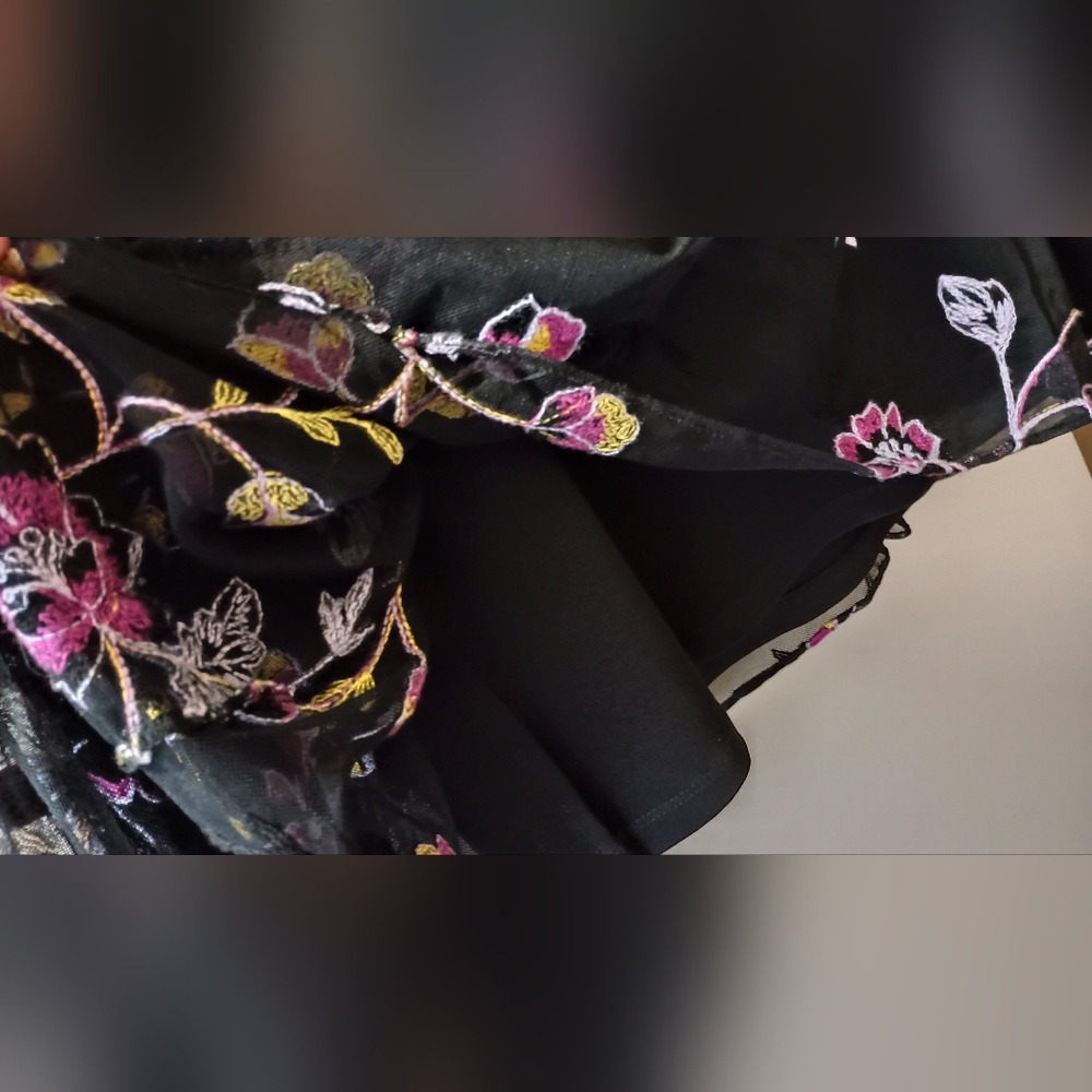 Susan Graver Embroidered Floral V-Neck Top XL/1x - Picture 5 of 6